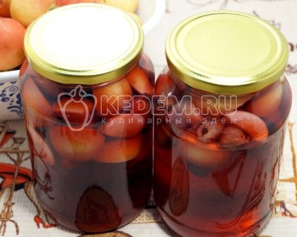Компот из яблок и черной смородины