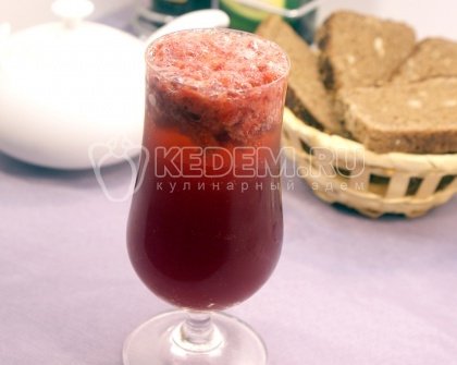 Коктейль с красным вином и клубникой