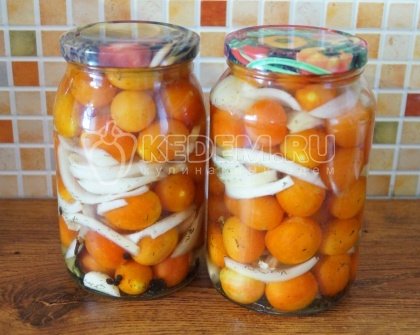Помидоры с луком и маслом на зиму