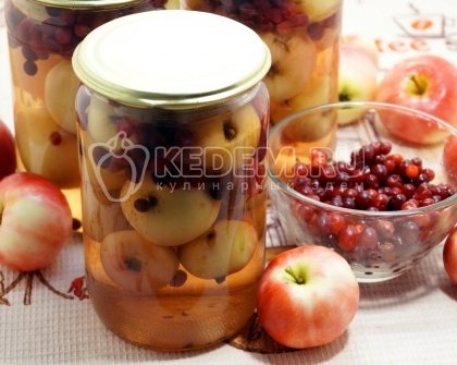 Компот из брусники с яблоками
