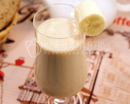Молочно-банановый коктейль с финиками