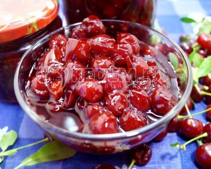 Вишневое варенье с косточками