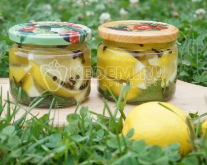 Маринованные лимоны с листьями смородины